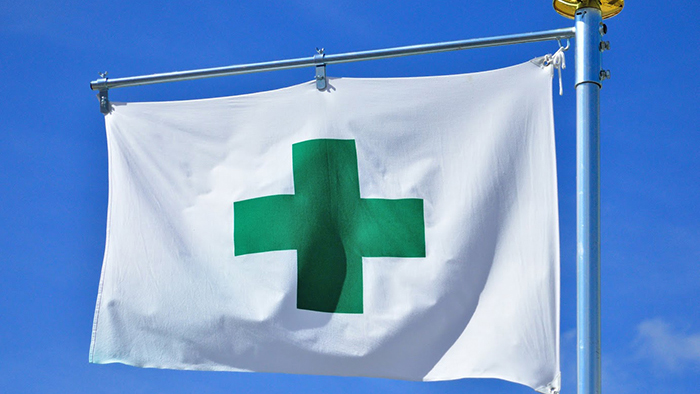 緑の十字架が描かれた旗